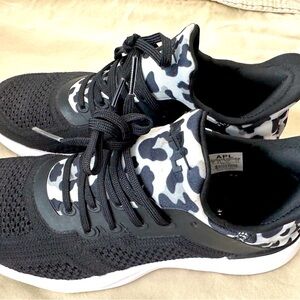 APL Techloom tracer black leopard running shoe size 7 like new $225